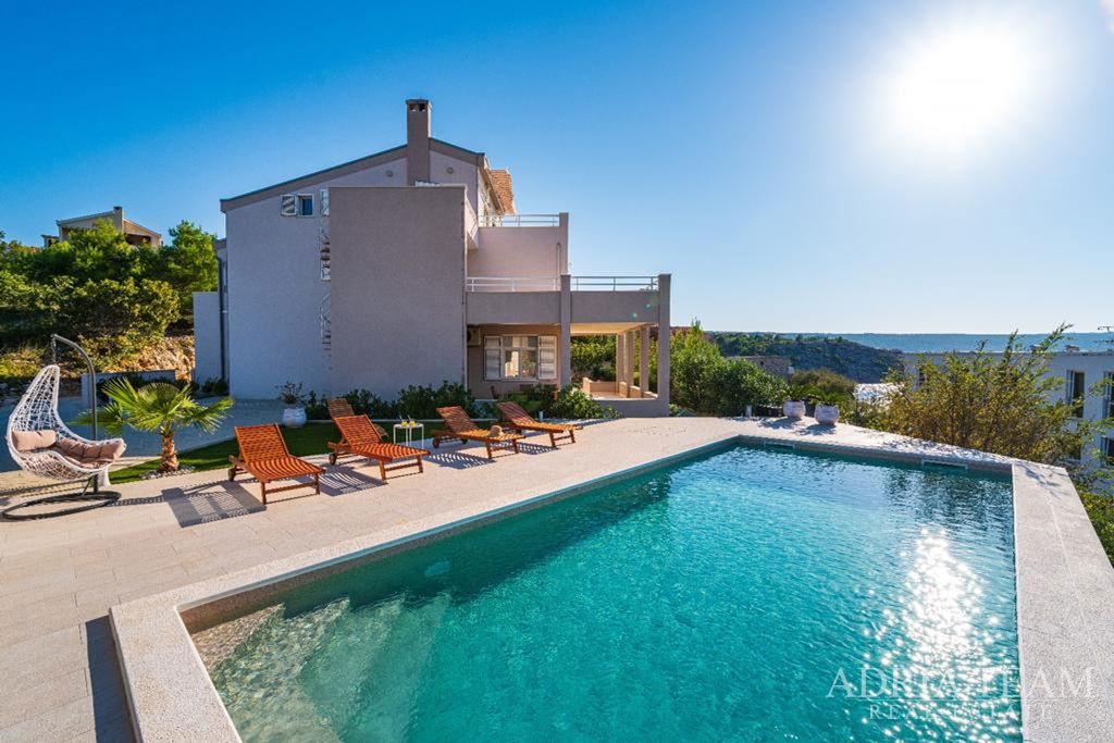 KRÁSNY APARTMÁNOVÝ DOM S VÝHĽADOM NA MORE – NOVIGRAD