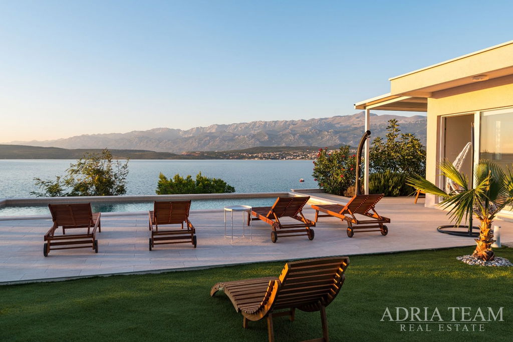 KRÁSNY APARTMÁNOVÝ DOM S VÝHĽADOM NA MORE – NOVIGRAD