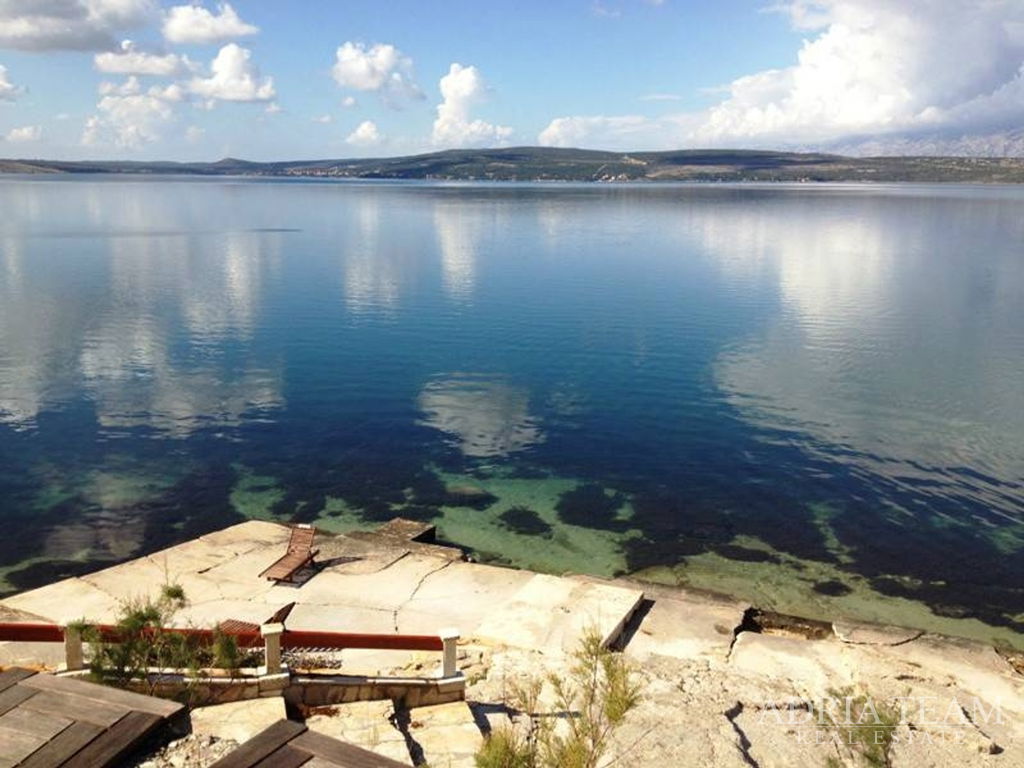 ATRAKTÍVNY STAVEBNÝ POZEMOK S VÝHĽADOM NA MORE – NOVIGRAD