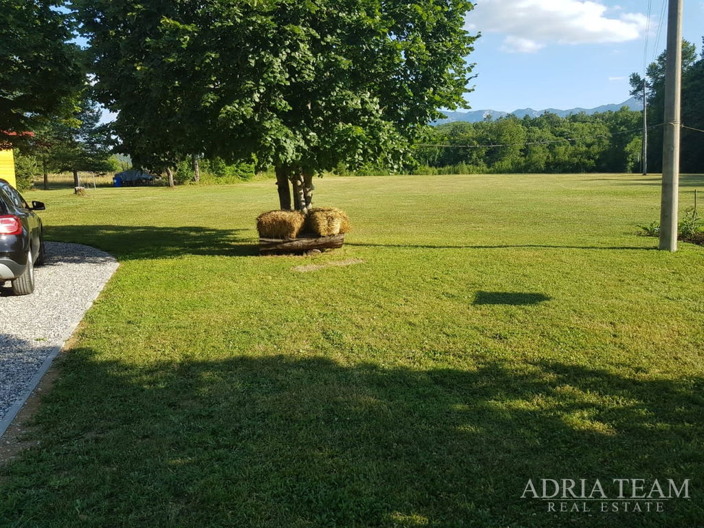 LUXUSNÁ VILA S VYHRIEVANÝM BAZÉNOM NA POZEMKU 10 000 m² – KRUŠKOVAC, GOSPIĆ