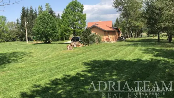 LUXUSNÁ VILA S VYHRIEVANÝM BAZÉNOM NA POZEMKU 10 000 m² – KRUŠKOVAC, GOSPIĆ nehnuteľnosť na predaj