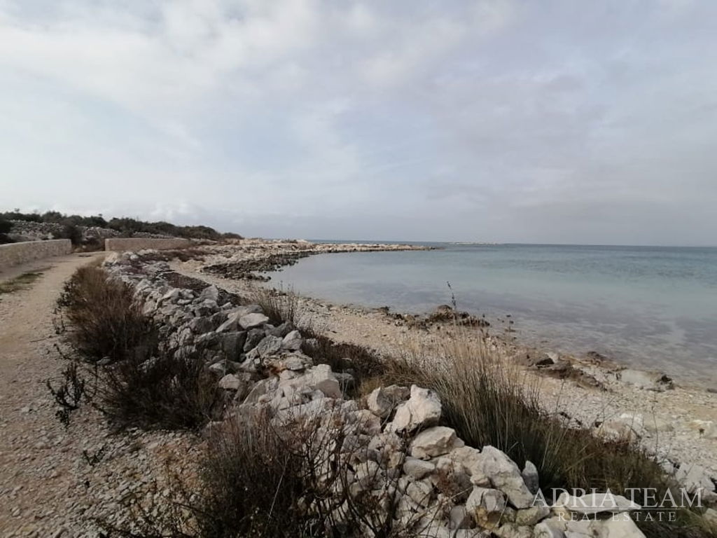 POZEMOK, ŠPORTOVO-REKREAČNÁ ZÓNA, PRVÝ RAD PRI MORI - KOLAN,PAG