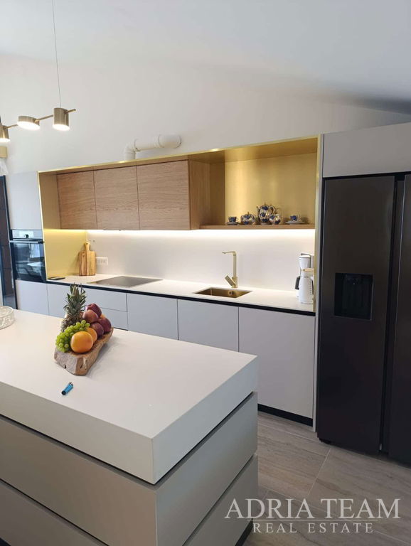 DVOJPODLAŽNÝ APARTMÁN – 122m2 – 20m OD MORA – POVLJANA, PAG