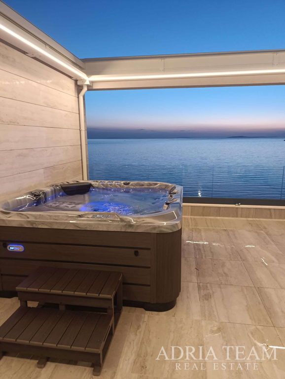 DVOJPODLAŽNÝ APARTMÁN – 122m2 – 20m OD MORA – POVLJANA, PAG