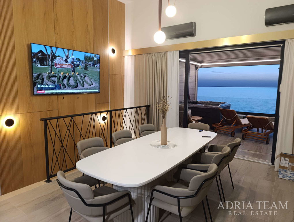 DVOJPODLAŽNÝ APARTMÁN – 122m2 – 20m OD MORA – POVLJANA, PAG