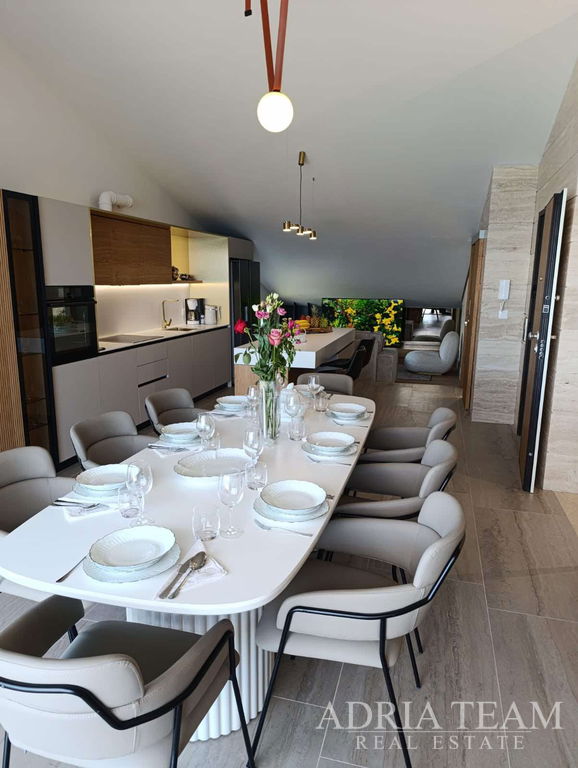 DVOJPODLAŽNÝ APARTMÁN – 122m2 – 20m OD MORA – POVLJANA, PAG