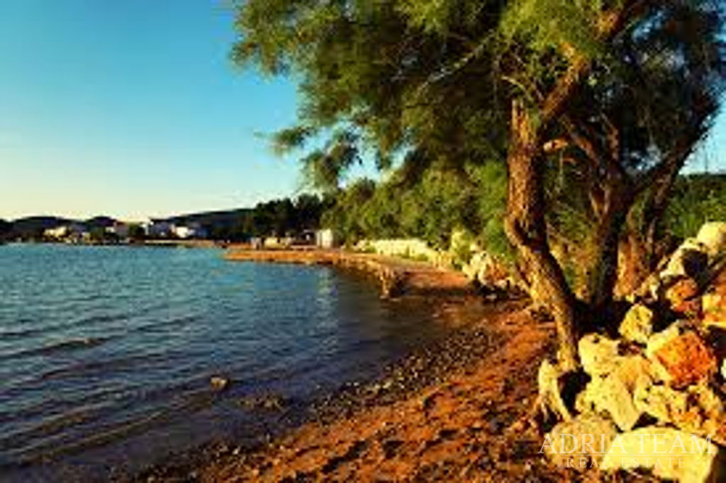 POĽNOHOSPODÁRSKA PÔDA 80 M OD MORA - NEVIĐANE, PAŠMAN