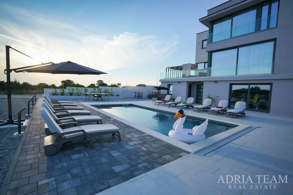 LUXUSNE ZARIADENÁ VILA S BAZÉNOM A VEĽKÝM POZEMKOM  - POLJICA BRIG, ZADAR