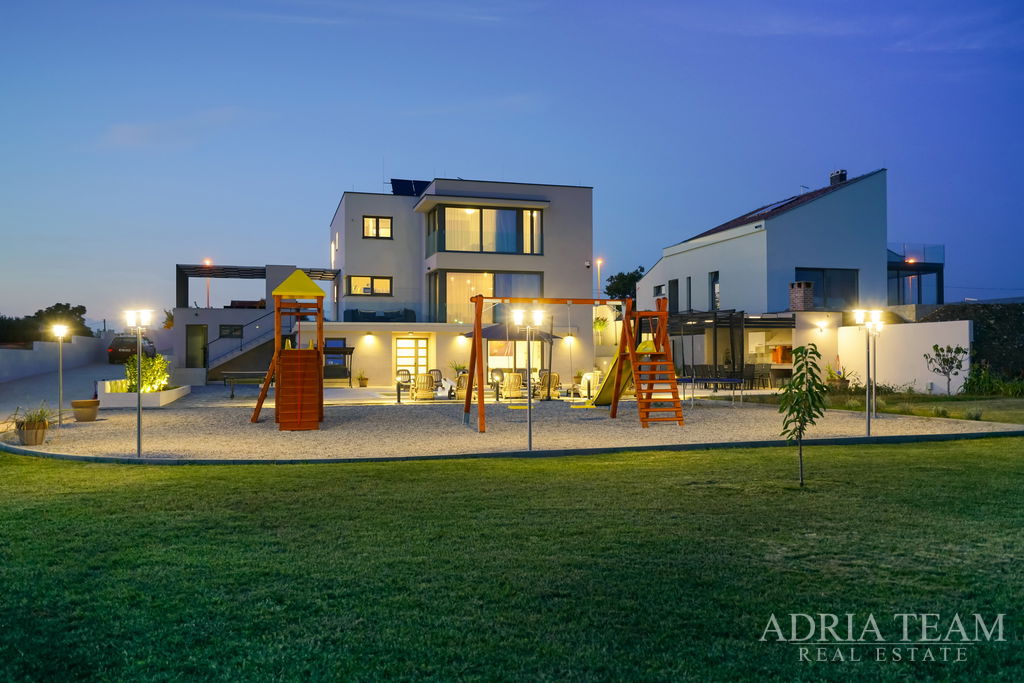 LUXUSNE ZARIADENÁ VILA S BAZÉNOM A VEĽKÝM POZEMKOM  - POLJICA BRIG, ZADAR