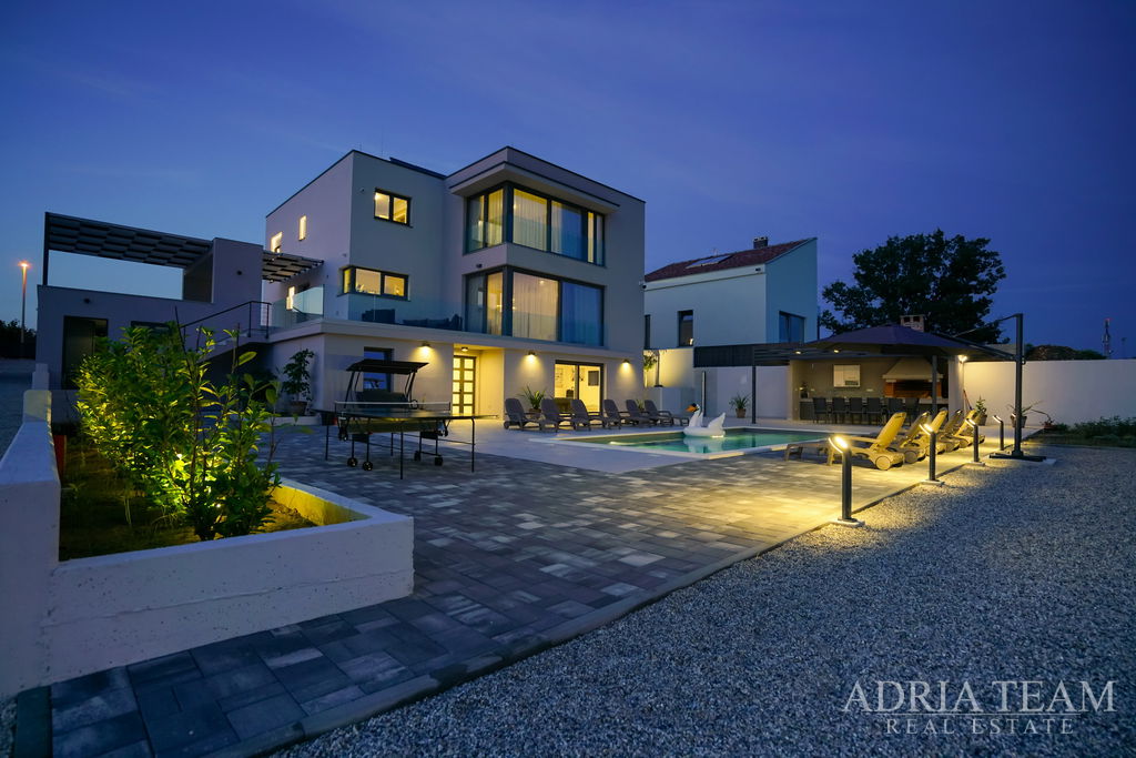 LUXUSNE ZARIADENÁ VILA S BAZÉNOM A VEĽKÝM POZEMKOM  - POLJICA BRIG, ZADAR