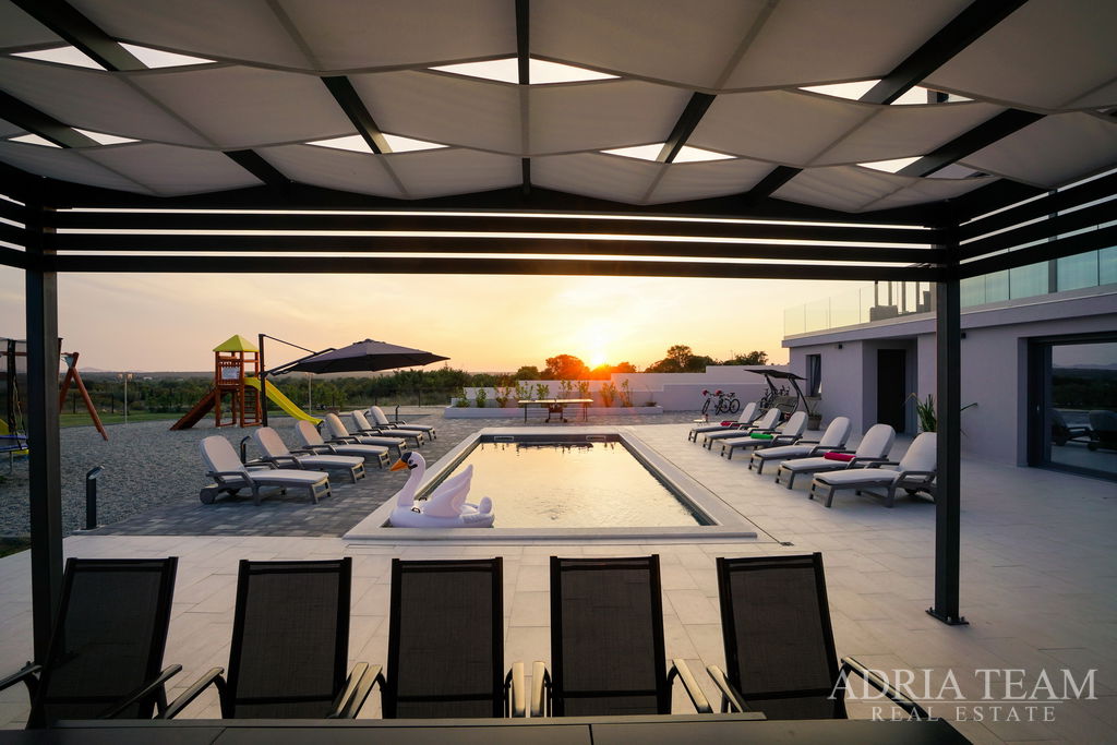 LUXUSNE ZARIADENÁ VILA S BAZÉNOM A VEĽKÝM POZEMKOM  - POLJICA BRIG, ZADAR