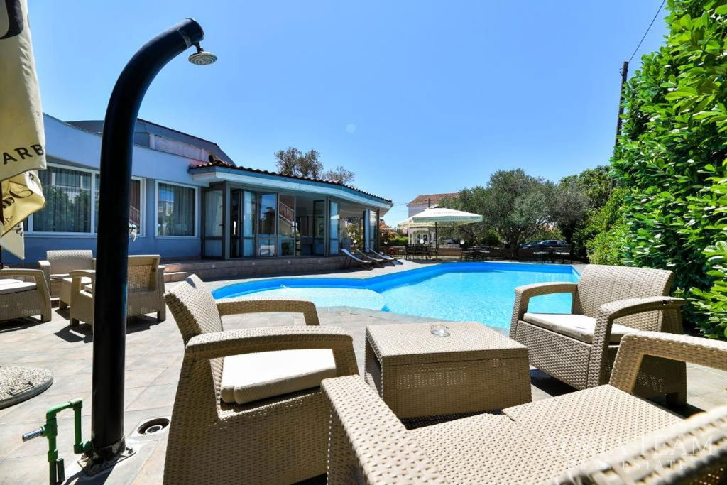 HOTELOVÝ KOMPLEX S REŠTAURÁCIOU A ZABEHNUTÝM PODNIKANÍM V TURIZME, SUKOŠAN - ZADAR