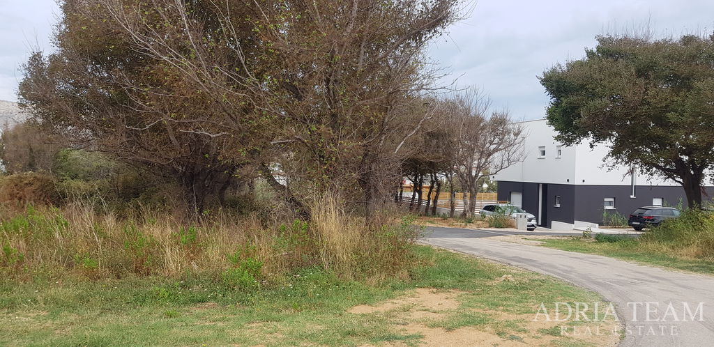 STAVEBNÝ POZEMOK – 200 M OD MORA – PAG