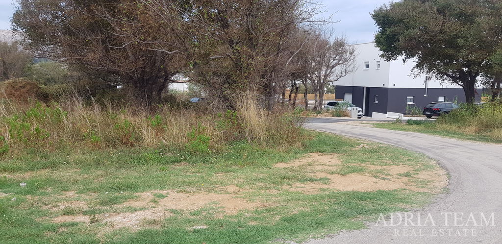 STAVEBNÝ POZEMOK – 200 M OD MORA – PAG