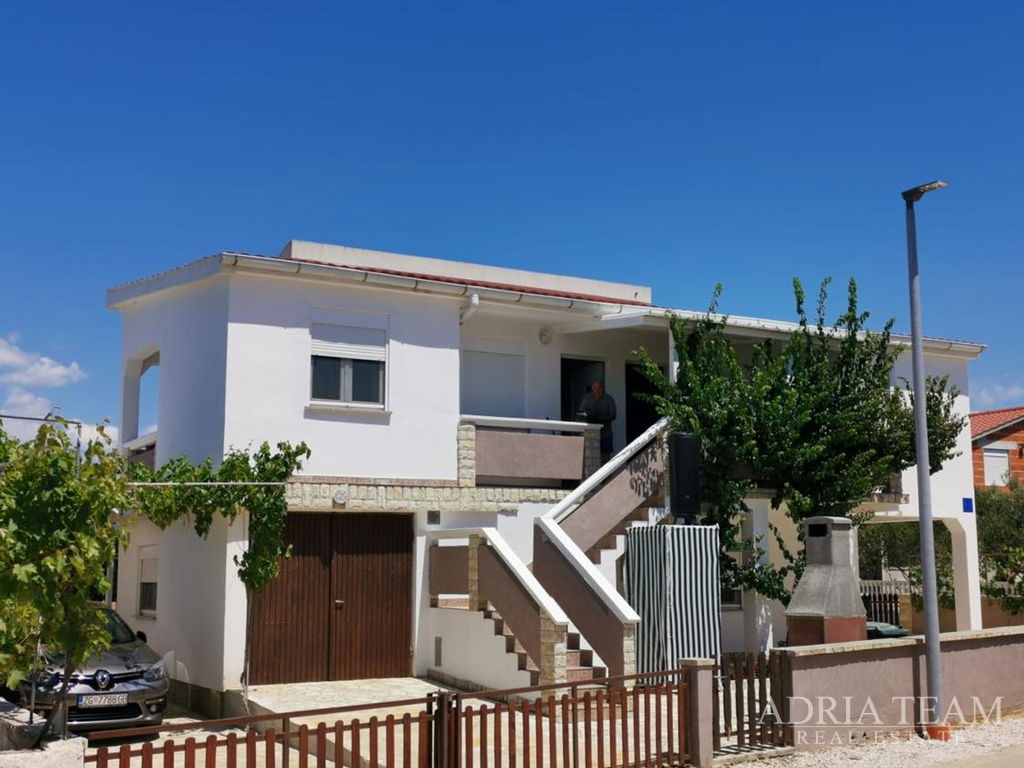 DOM S 3 BYTOVÝMI JEDNOTKAMI A UPRAVENÝM DVOROM – VIR, ZADAR