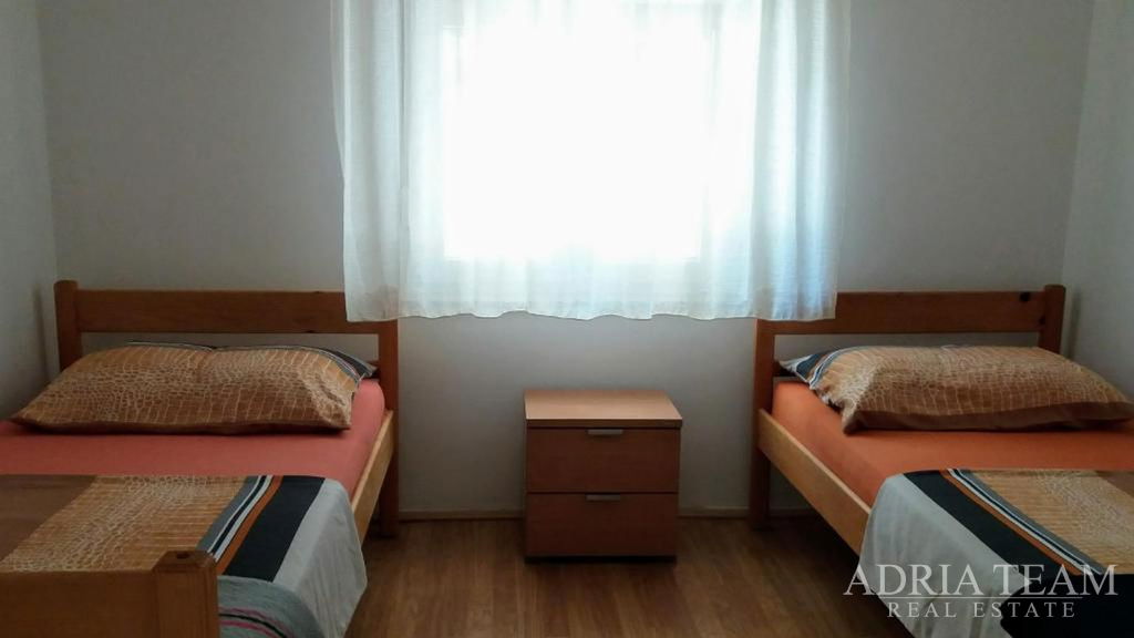 DOM S 3 BYTOVÝMI JEDNOTKAMI A UPRAVENÝM DVOROM – VIR, ZADAR