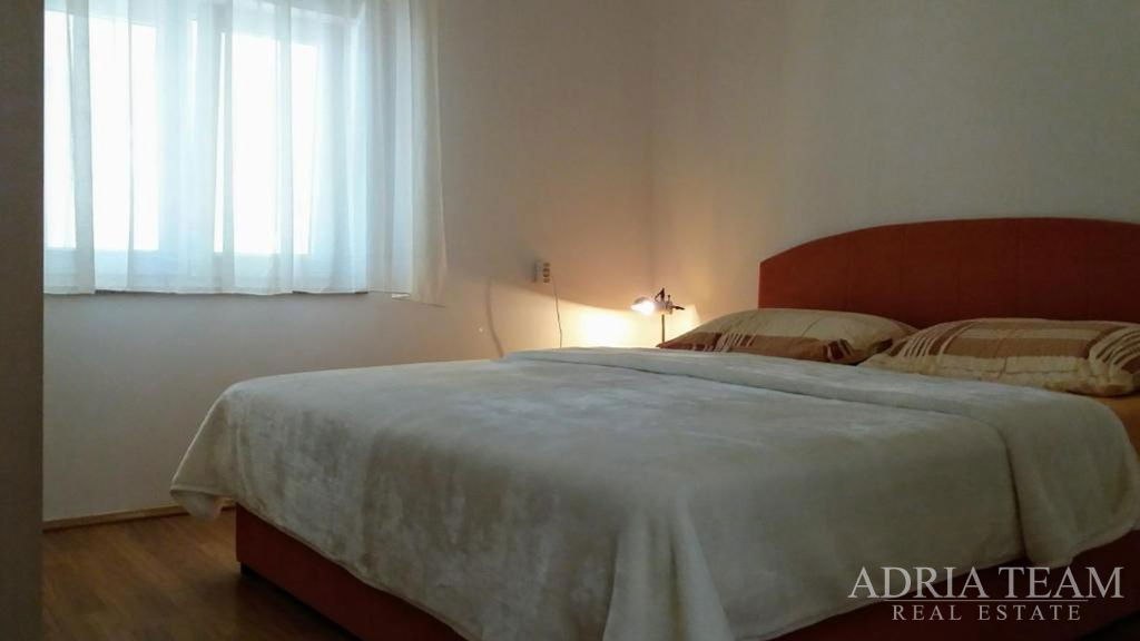 DOM S 3 BYTOVÝMI JEDNOTKAMI A UPRAVENÝM DVOROM – VIR, ZADAR