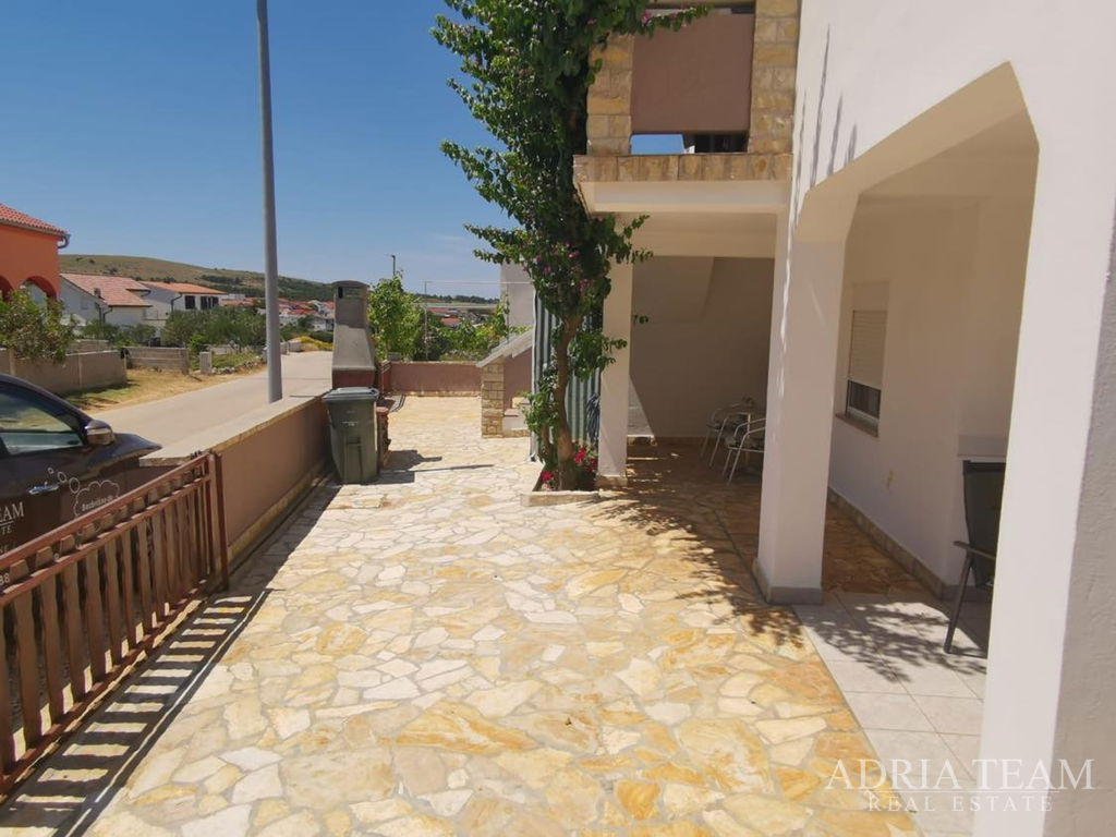 DOM S 3 BYTOVÝMI JEDNOTKAMI A UPRAVENÝM DVOROM – VIR, ZADAR