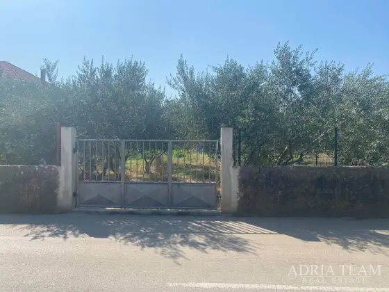STAVEBNÝ POZEMOK 350 m OD MORA, ZADAR nehnuteľnosť na predaj