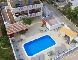 ATRAKTÍVNY APARTMÁNOVÝ DOM S BAZÉNOM – POSEDARJE nehnuteľnosť na predaj