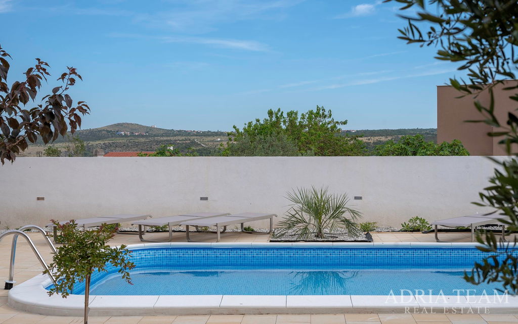 ATRAKTÍVNY APARTMÁNOVÝ DOM S BAZÉNOM – POSEDARJE