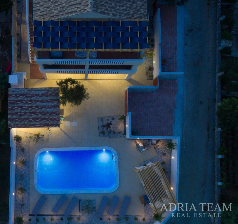 ATRAKTÍVNY APARTMÁNOVÝ DOM S BAZÉNOM – POSEDARJE