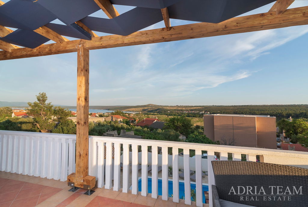 ATRAKTÍVNY APARTMÁNOVÝ DOM S BAZÉNOM – POSEDARJE