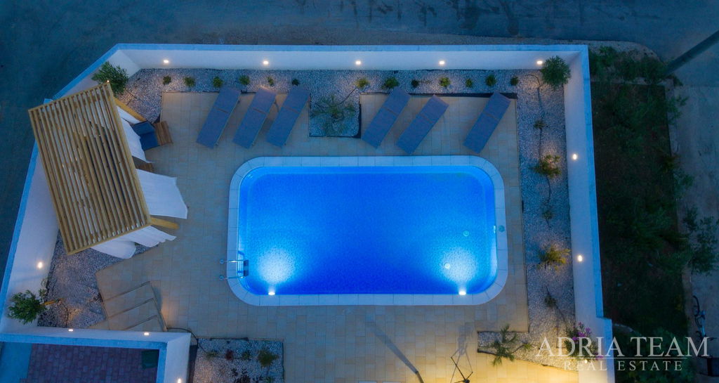 ATRAKTÍVNY APARTMÁNOVÝ DOM S BAZÉNOM – POSEDARJE