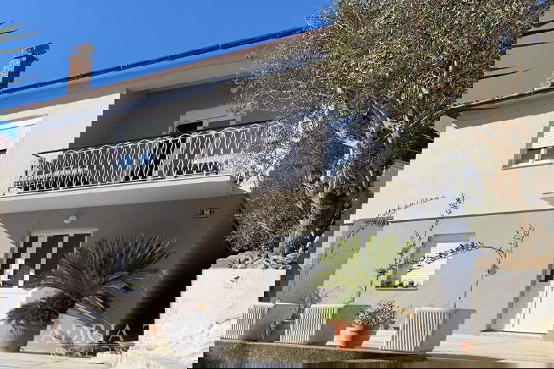 ATRAKTÍVNY ZRENOVOVANÝ KAMENNÝ DOM S VÝHĽADOM NA MORE – 80 m OD MORA – KALI, OSTROV UGLJAN