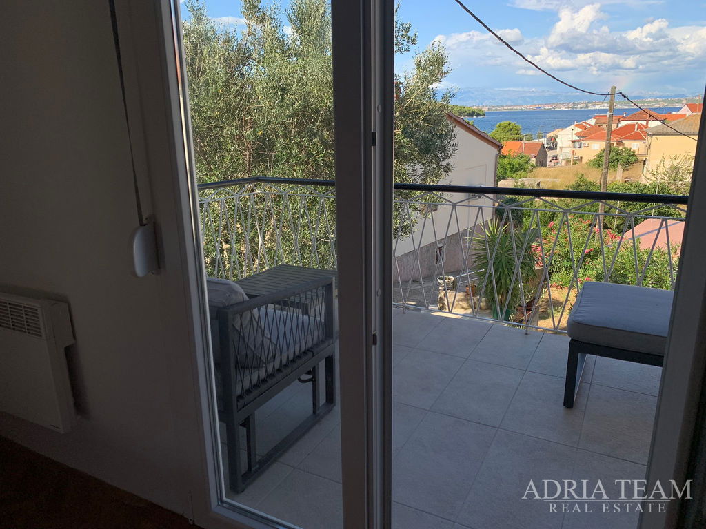 ATRAKTÍVNY ZRENOVOVANÝ KAMENNÝ DOM S VÝHĽADOM NA MORE – 80 m OD MORA – KALI, OSTROV UGLJAN