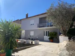 ATRAKTÍVNY ZRENOVOVANÝ KAMENNÝ DOM S VÝHĽADOM NA MORE – 80 m OD MORA – KALI, OSTROV UGLJAN nehnuteľnosť na predaj