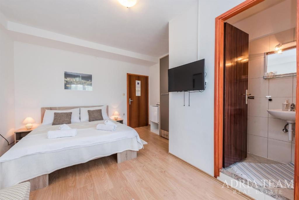 HOTEL - SUKOŠAN, PRVÝ RAD PRI MORI
