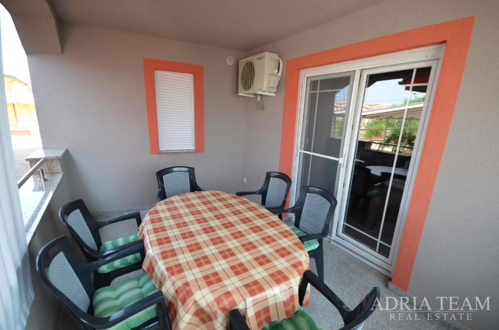SAMOSTATNÝ DOM S 5 APARTMÁNMI, 200 m OD MORIA, VIR - ZADAR