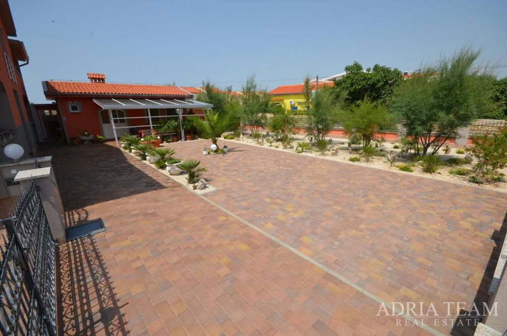 SAMOSTATNÝ DOM S 5 APARTMÁNMI, 200 m OD MORIA, VIR - ZADAR