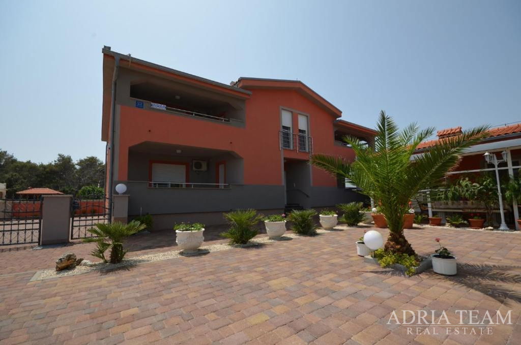 SAMOSTATNÝ DOM S 5 APARTMÁNMI, 200 m OD MORIA, VIR - ZADAR