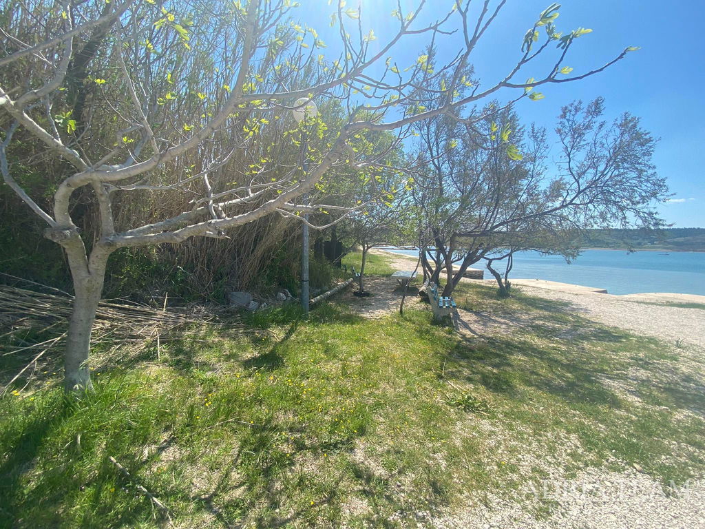 ATRAKTÍVNY STAVEBNÝ POZEMOK 1362 m² – PRVÝ RAD PRI MORI – RAŽANAC, RTINA