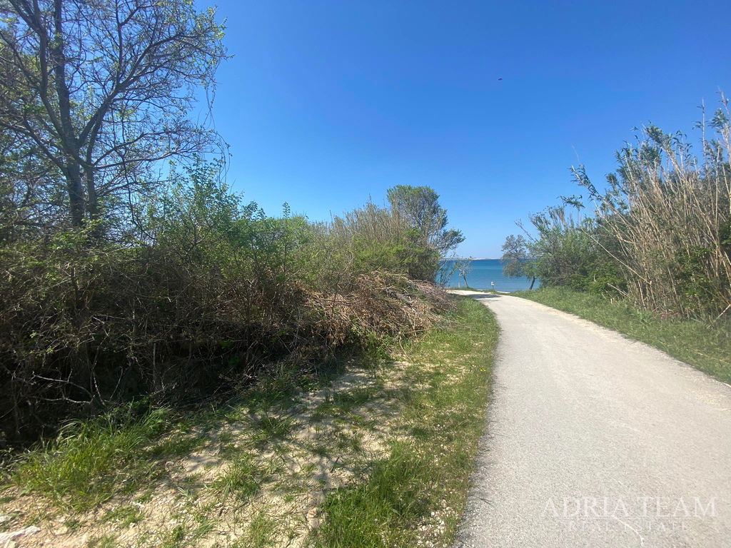 ATRAKTÍVNY STAVEBNÝ POZEMOK 1362 m² – PRVÝ RAD PRI MORI – RAŽANAC, RTINA