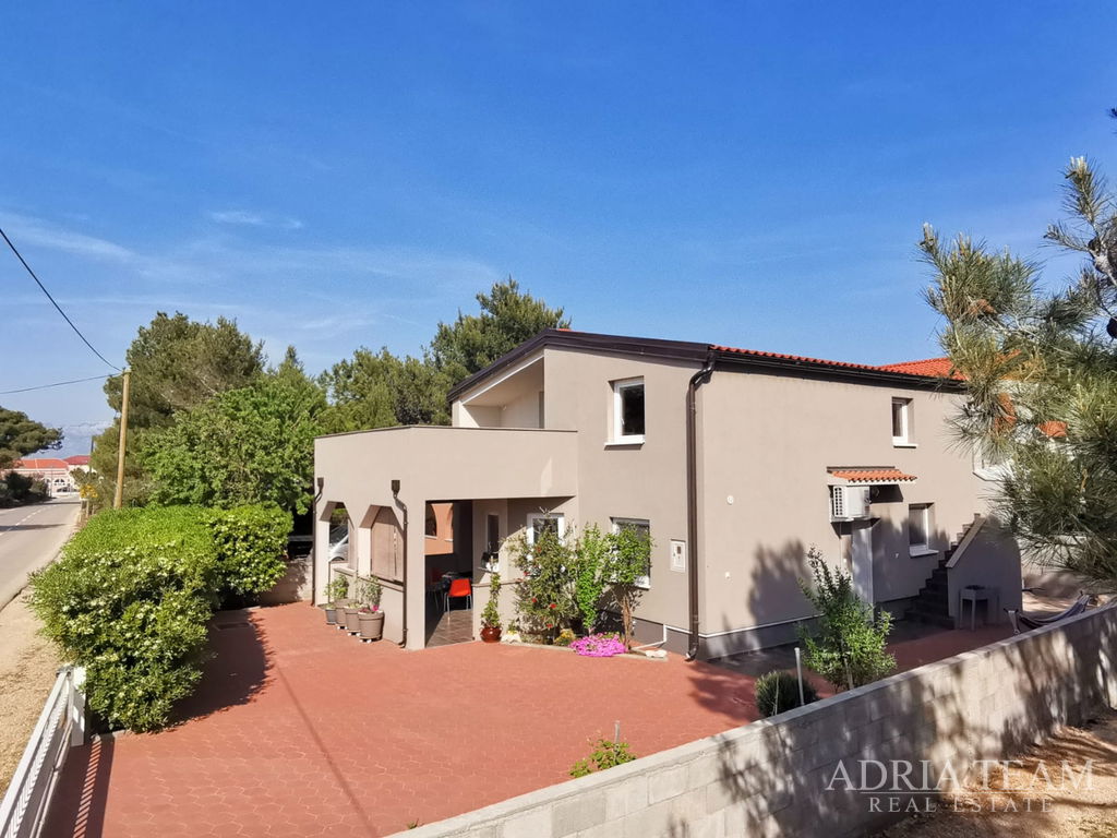 ATRAKTÍVNY APARTMÁNOVÝ DOM S 3 APARTMÁNMI – VIR