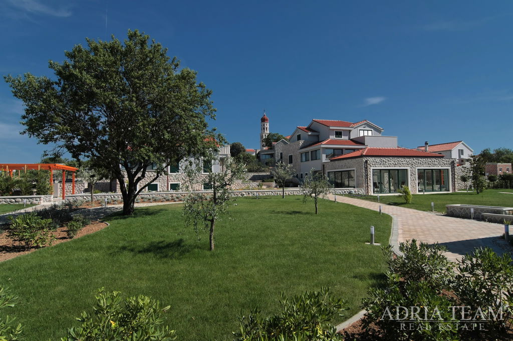 ATRAKTÍVNA LUXUSNÁ VILA 247,90m2 – 100m OD MARÍNY – BETINA, MURTER