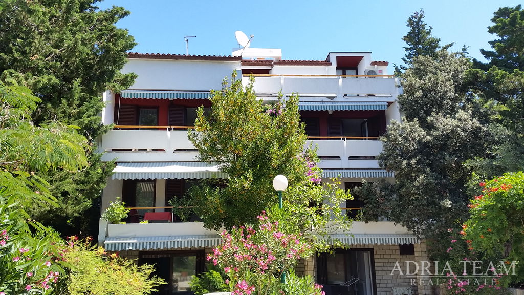 ATRAKTÍVNY APARTMÁNOVÝ DOM 100 m OD MORA – NOVALJA, PAG