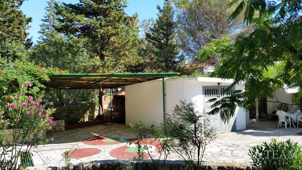 ATRAKTÍVNY APARTMÁNOVÝ DOM 100 m OD MORA – NOVALJA, PAG