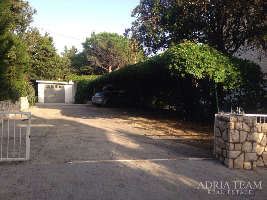 ATRAKTÍVNY APARTMÁNOVÝ DOM 100 m OD MORA – NOVALJA, PAG