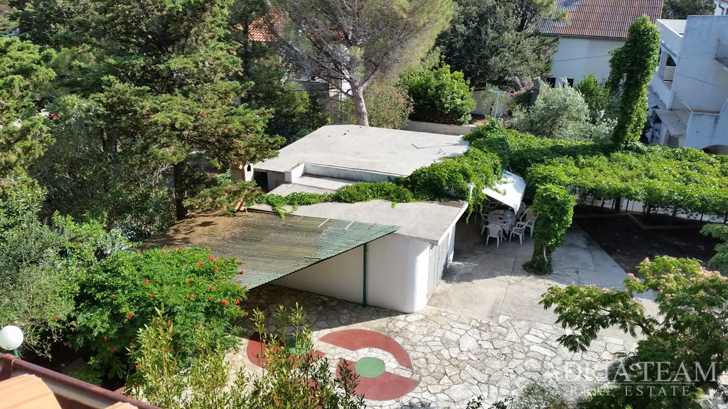 ATRAKTÍVNY APARTMÁNOVÝ DOM 100 m OD MORA – NOVALJA, PAG