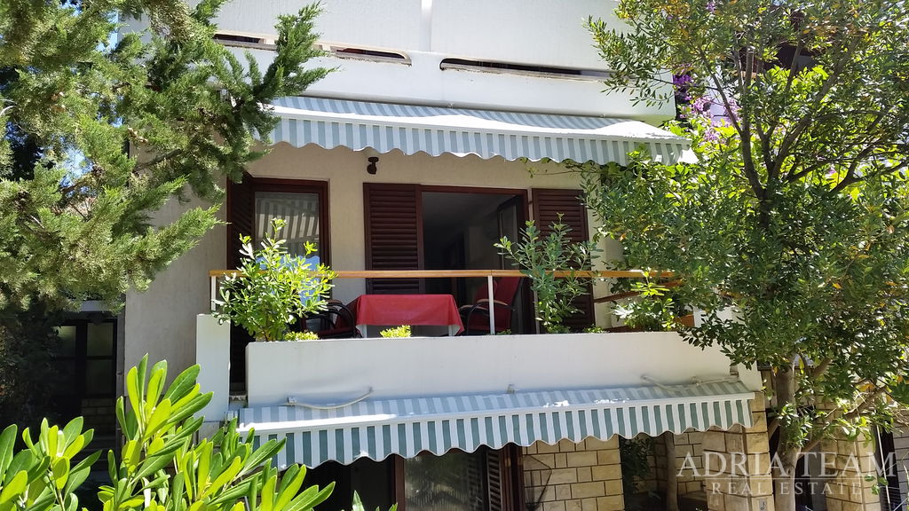 ATRAKTÍVNY APARTMÁNOVÝ DOM 100 m OD MORA – NOVALJA, PAG