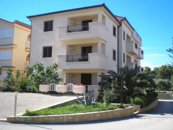 ATRAKTÍVNY HOTEL S KONOBOU A STREŠNOU TERASOU – PRVÝ RAD PRI MORI – SUKOŠAN nehnuteľnosť na predaj