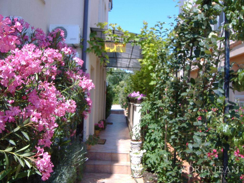 ATRAKTÍVNY HOTEL S KONOBOU A STREŠNOU TERASOU – PRVÝ RAD PRI MORI – SUKOŠAN