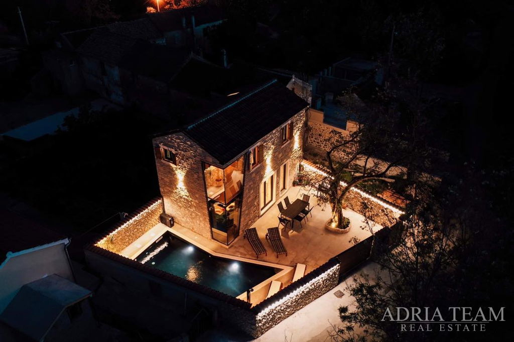 ATRAKTÍVNY KAMENNÝ DOM S VYHRIEVANÝM BAZÉNOM – PRIVLAKA, ZADAR