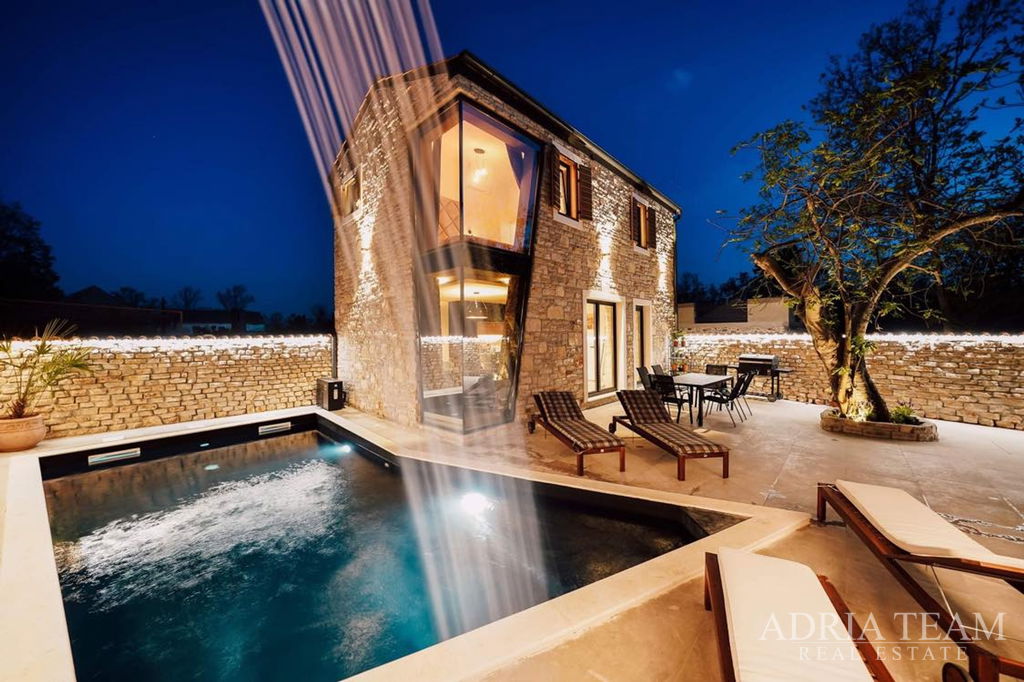 ATRAKTÍVNY KAMENNÝ DOM S VYHRIEVANÝM BAZÉNOM – PRIVLAKA, ZADAR