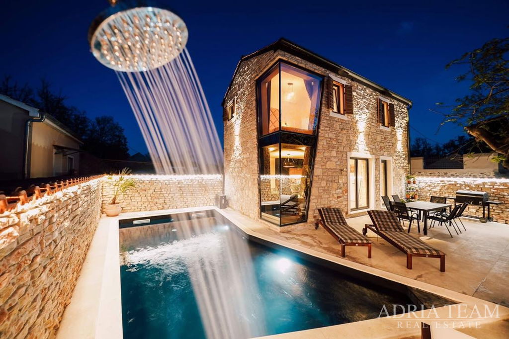 ATRAKTÍVNY KAMENNÝ DOM S VYHRIEVANÝM BAZÉNOM – PRIVLAKA, ZADAR