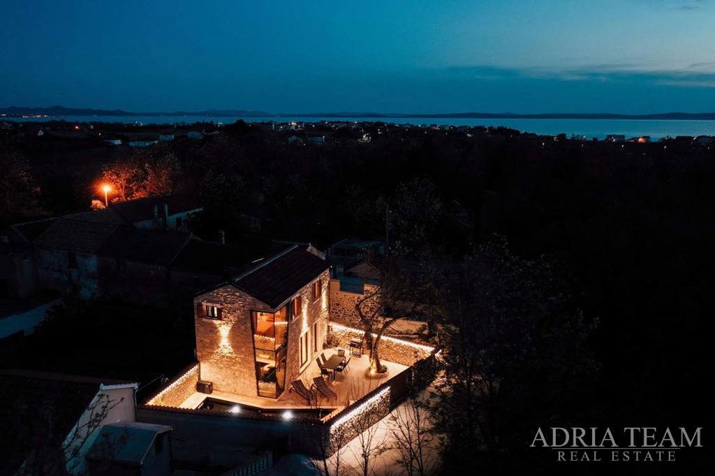 ATRAKTÍVNY KAMENNÝ DOM S VYHRIEVANÝM BAZÉNOM – PRIVLAKA, ZADAR